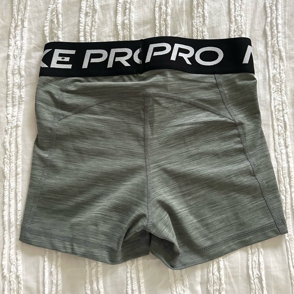 ✨NWOT✨ Grey Women’s Nike Pros - Picture 2 of 5